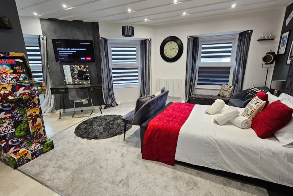 3 bedroom with tv and arcade