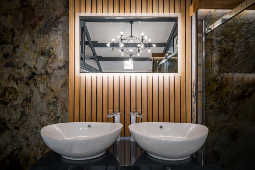 4 double sinks in a bathroom